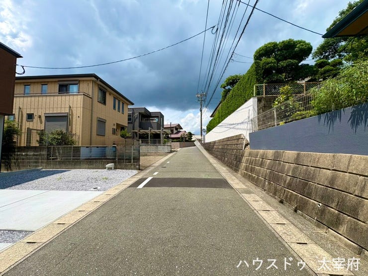 道路幅に余裕があり、運転が苦手な方も安心です。見通しの良い道路に面し、車の出し入れもスムーズです。