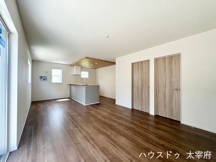 キッチンの天井部分に木目調のアクセントクロスが採用されており、空間のオシャレなアクセントになっています。家具の配置がしやすく、家族が自然と集まりやすい空間です。