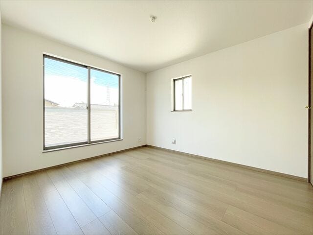 2面採光で明るい洋室。
寝室や子ども部屋として使いやすい一室です。