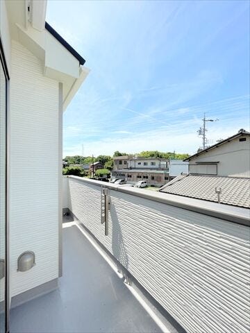 広さのあるバルコニーで洗濯物もたっぷり干せます。
日々の家事が快適に。