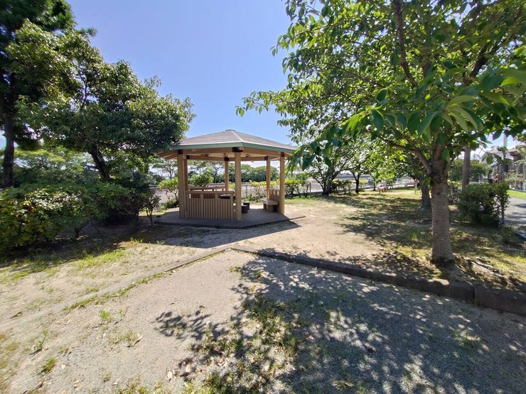 西隣には公園があります