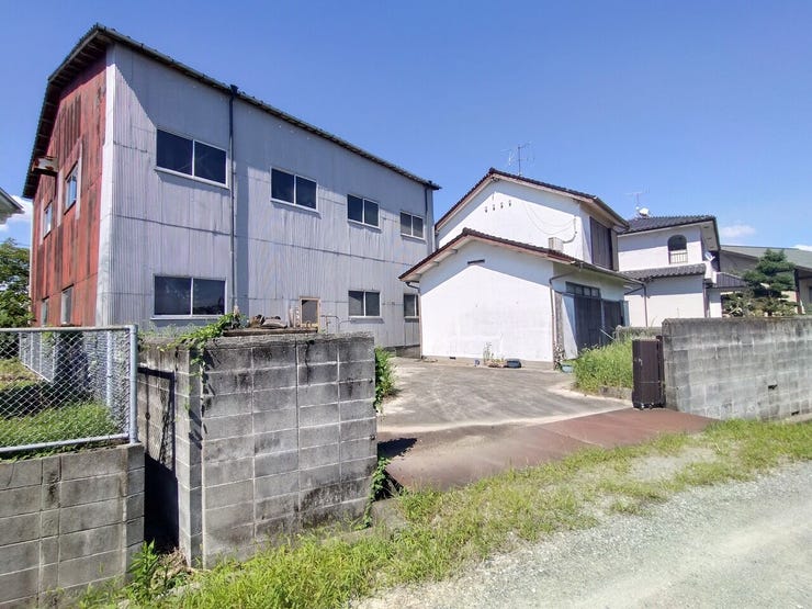 【外観】
現況、鉄骨造2階建て倉庫と木造2階建て住宅があります。