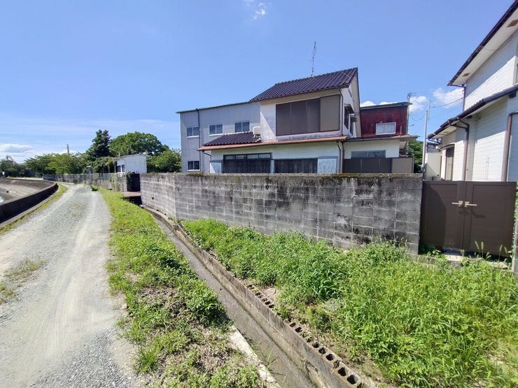 南東側。前面棟がなく、明るい立地です。