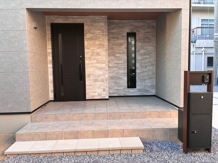 屋根付きで雨の日も扉の開け閉めの際に濡れにくいです!鍵を探している間にびしょ濡れなんてこともないですね♪