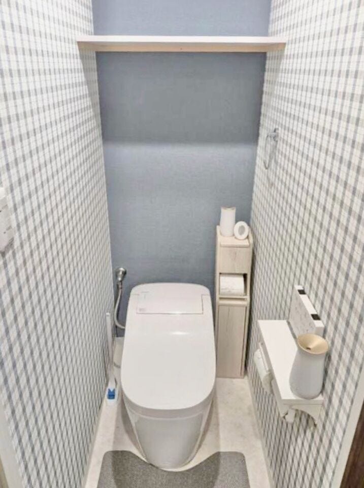 明るくて清潔感のあるトイレスペース。毎日何度も使う場所だからこそ、ホッと落ち着けるインテリアにこだわりました。白を基調とした爽やかな空間が、日々の暮らしの中にさりげない癒やしのひと時をもたらします