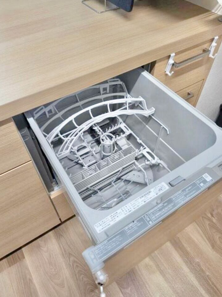 家族全員の使った食器はまとめて食洗機へ!家事の時短にはありがたい設備ですね。食後の面倒な後片付けを任せることで、夜の自由時間がグッと増え、ご家族でテレビを見たり団らんしたりする時間を楽しめます。