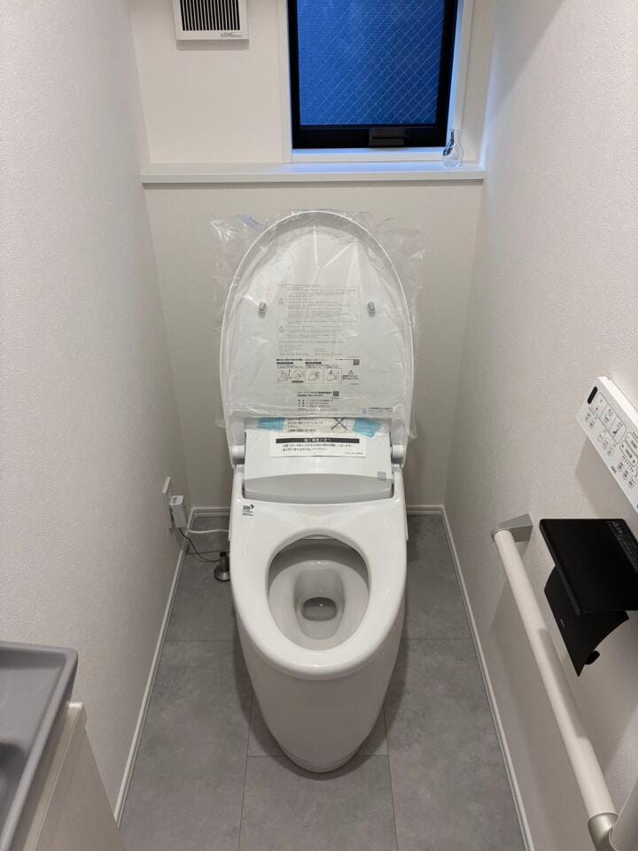 清潔感のあるトイレです。手すりがついているので転倒する心配がなく、とても安心ですね。