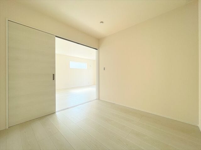 リビングとつながるお部屋は、
お客さまが遊びに来た時にも使えますし、
ちょっと疲れた時にお昼寝できるのもうれしいですね。