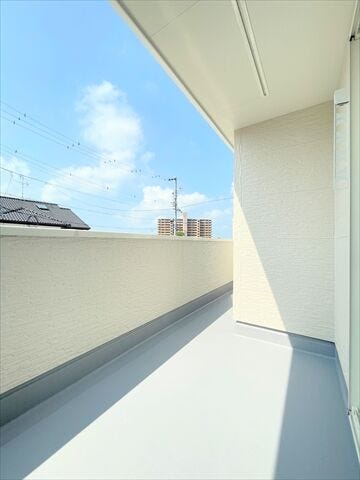 洗濯物を干すだけではなく、おしゃれに活用できれば生活がもっと豊かになります。
光もたっぷり差し込むため、部屋の奥まで自然光が明るく照らします。