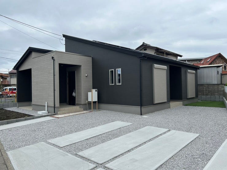 【外観】
今人気の平屋住宅♪
階段がなくストレスフリーで年齢を重ねても暮らしやすい住まい♪
また太陽光パネルも採用♪
広々としたお庭には最大4台駐車可能♪