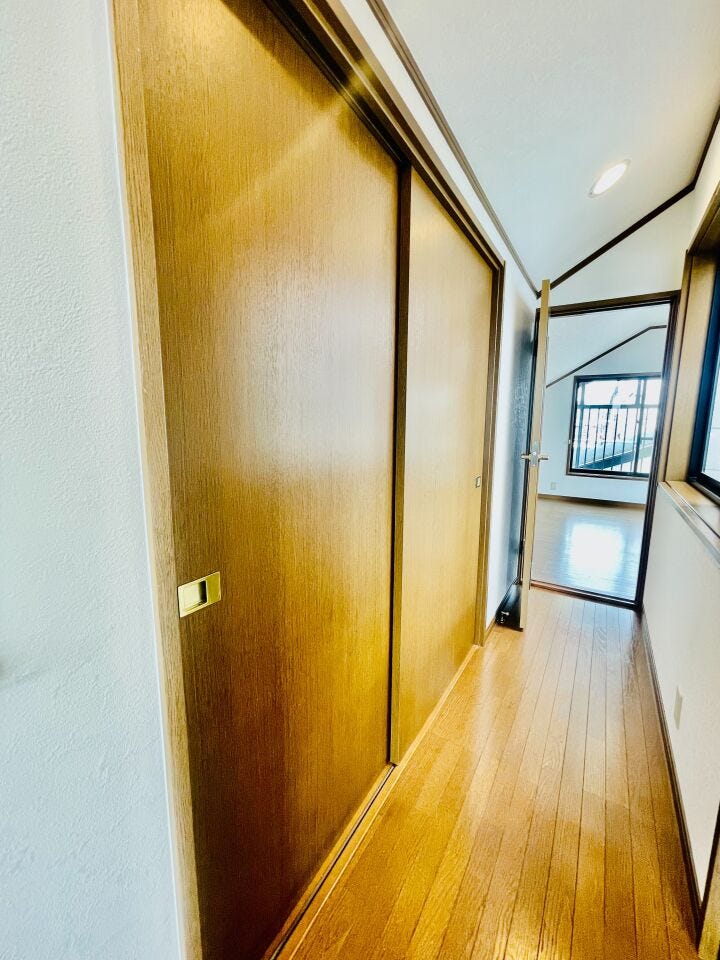 2階、3階の廊下には大きな収納があるので、家の中がすっきり
しますね♪