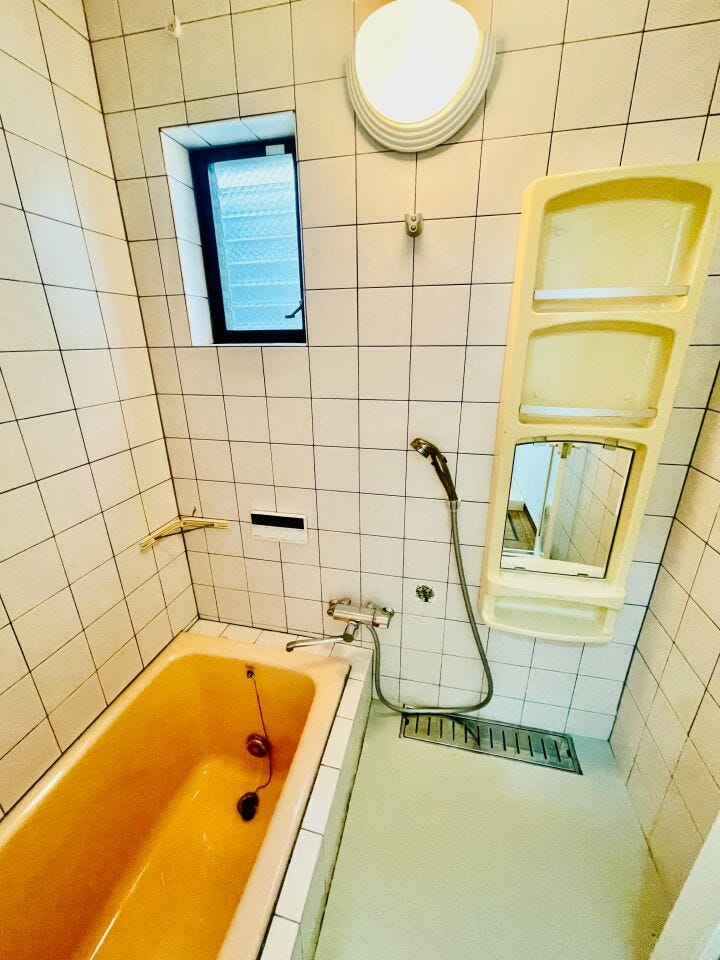 浴室には窓がついているので、熱気がこもりがちな浴室も換気ができるのでお掃除も楽々♪