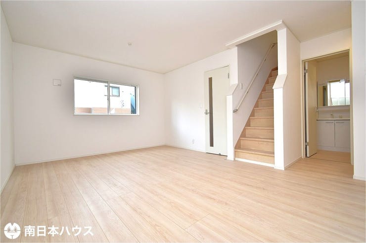 真砂本町 新築戸建 【リビング】17.1帖の広々リビングです！南向きの窓から明るい日の差す空間です♪
