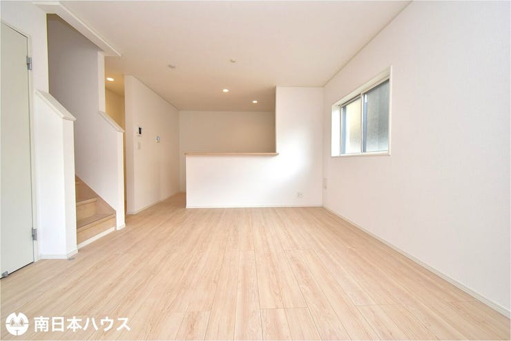 真砂本町 新築戸建 【リビング】17.1帖の広々リビングです！リビング階段のある家族の集まる間取りです♪