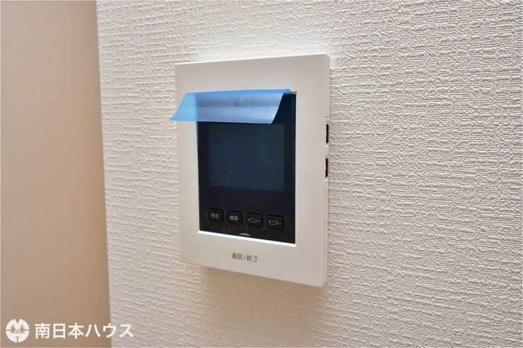 真砂本町 新築戸建 【モニター付きインターホン】玄関周りを確認でき、留守のときなども訪問者を確認できるので防犯面で安心！