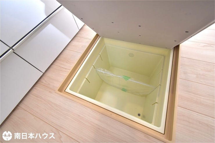 真砂本町 新築戸建 【床下収納】保存食や使用頻度の少ない品物を収納でき、キッチン周りをスッキリと収納できます♪
