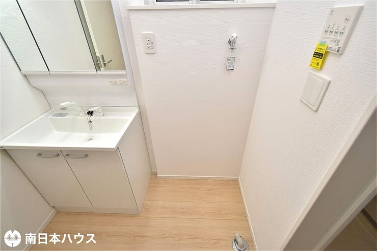真砂本町 新築戸建 【洗濯機置場】アレンジ可能な広さを確保しつつ、嫌な湿気を外に出す小窓付きの洗濯機置き場です♪