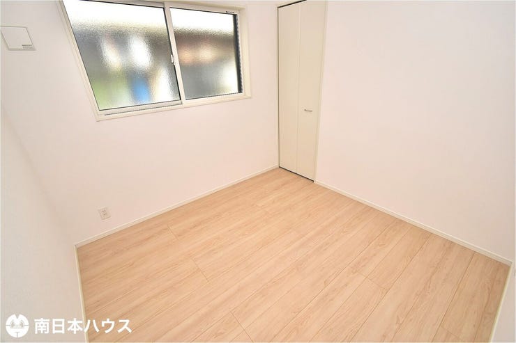 真砂本町 新築戸建 【洋室】4.5帖の洋室です！室内は白を基調にしたシンプルな内装！インテリアも合わせやすいです♪
