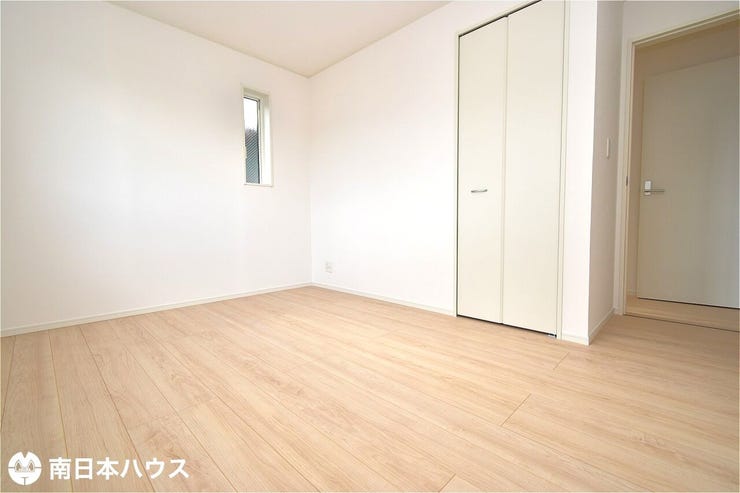 真砂本町 新築戸建 【洋室】6.5帖の洋室です！2面採光を確保されたお部屋で日当たり、通風良好です♪