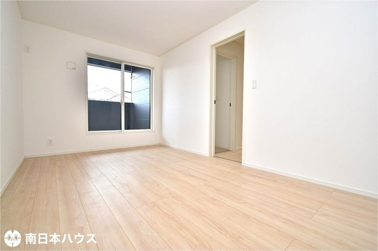 真砂本町 新築戸建 【洋室】7.5帖の洋室です！南向きのバルコニーに面したお部屋で日当たり良好です♪