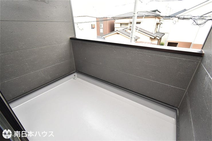 真砂本町 新築戸建 【バルコニー】南向きの日当たり良好なインナーバルコニーです！物干し金具がついています♪