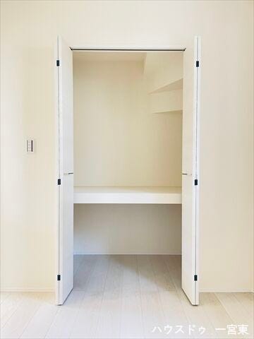 【1階3.7帖洋室】見た目以上の収納力。奥行きを活かして、季節物やかさばる物もすっきり収まります。