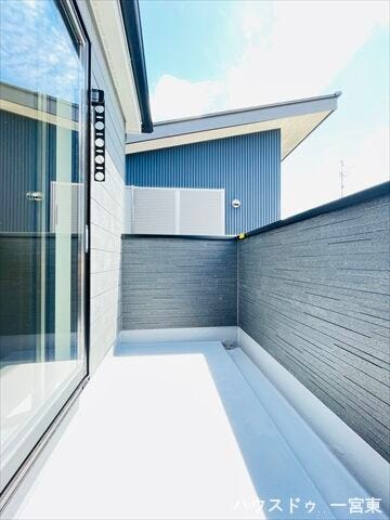 明るい日差したっぷりのバルコニーです♪こんな天気の良い日は気持ち良く洗濯物を干せますね。