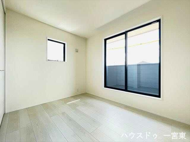 【5.5帖】広さ・明るさ・使いやすさが揃った洋室。毎日を快適に過ごせる、バランスの良い空間です。