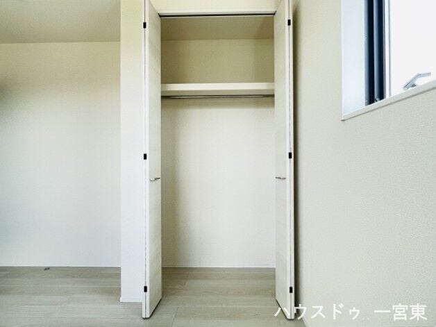 【5.5帖洋室】ハンガーパイプや枕棚があらかじめついているので、サッと片づける事が出来ます!