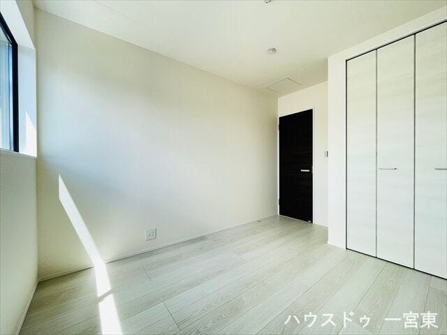 【5.4帖】明るく、収納スペースも完備された洋室は、子供部屋としても、寝室としてもお使い頂けます。