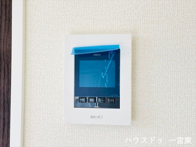 【モニター付きインターホン】訪問者の顔が見えて安心ですね。玄関先まで行かなくても、こちらで対応できます。