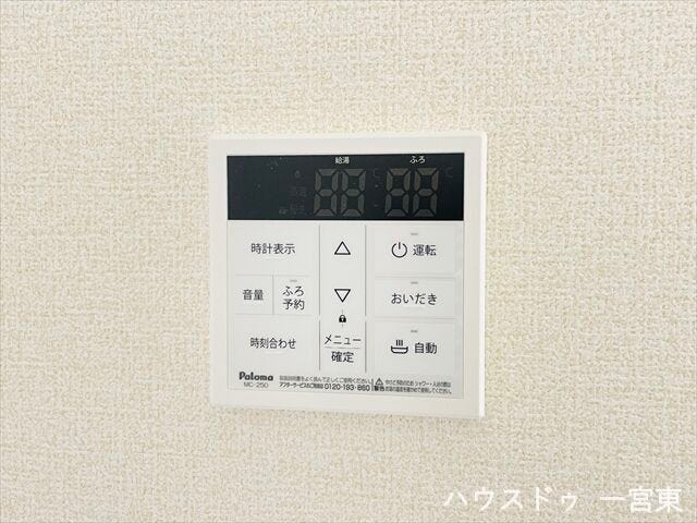 【給湯パネル】入浴する時間帯がズレてもいつでも熱いお湯に浸かれる、追い炊き機能付き給湯システムです。