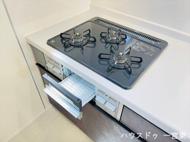【コンロ】3口コンロ付で、同時調理も捗ります。グリルもあるので焼き物調理も進みますね。