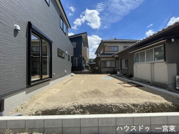 日当たり良好な南庭付♪お子様の遊び場としても。ワンちゃんを飼われている方は一緒に遊ぶこともできますね。