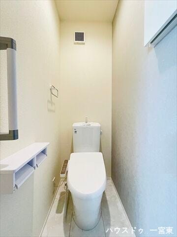 収納棚付きのトイレです。トイレットペーパーのストックも置いておけますね。