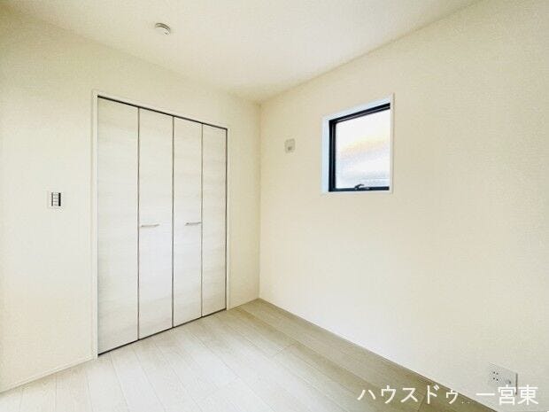 【1階3.7帖】扉を開けておけばリビングと繋がる空間になります。来客時やお子様の遊び場など、シーンに合わせて用途を変えられる便利な間取りです。