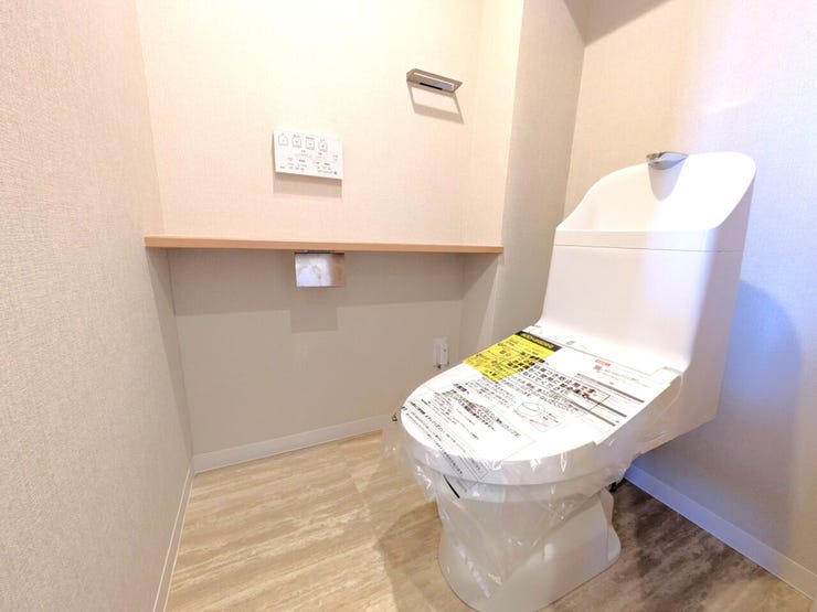 ■温水洗浄便座付きトイレ■
毎日快適に使える温水洗浄便座付きのトイレです。室内には芳香剤やちょっとした小物を置ける便利な棚(カウンター)を完備。すっきりとした清潔感のある空間です。