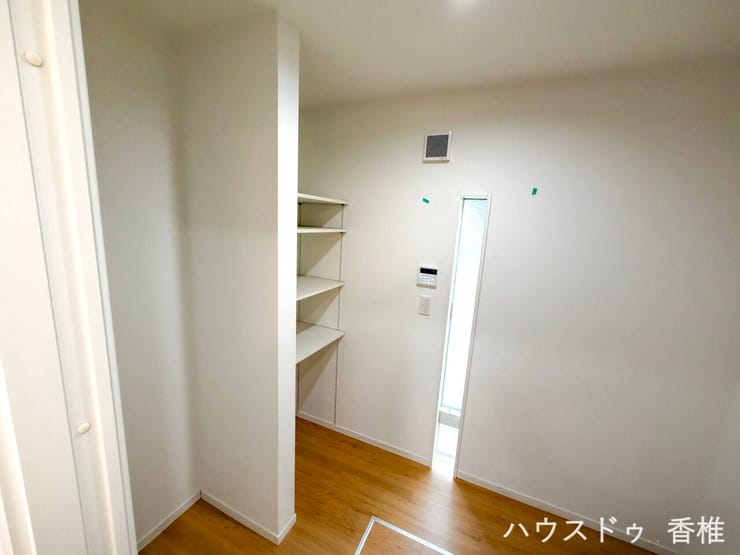 キッチンには冷蔵庫も設置できる広いパントリーがあるので来客時にも生活感を抑えてお迎えができます♪
