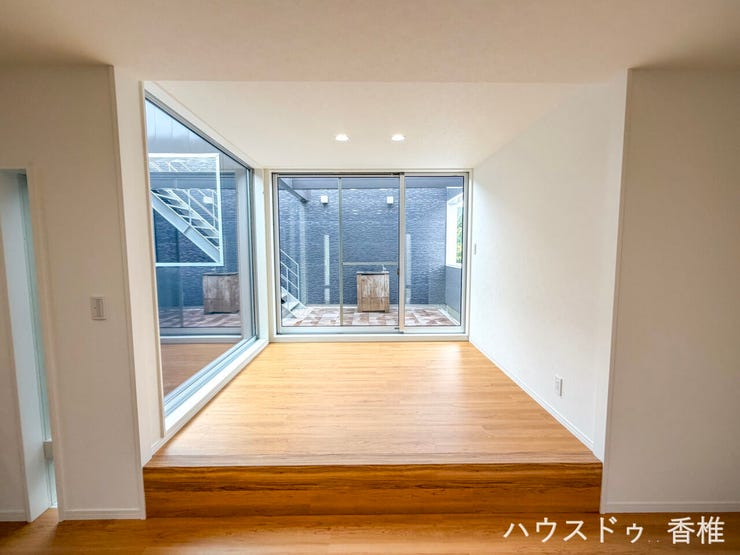 約10帖の2階の洋室には小上がりが付いています♪