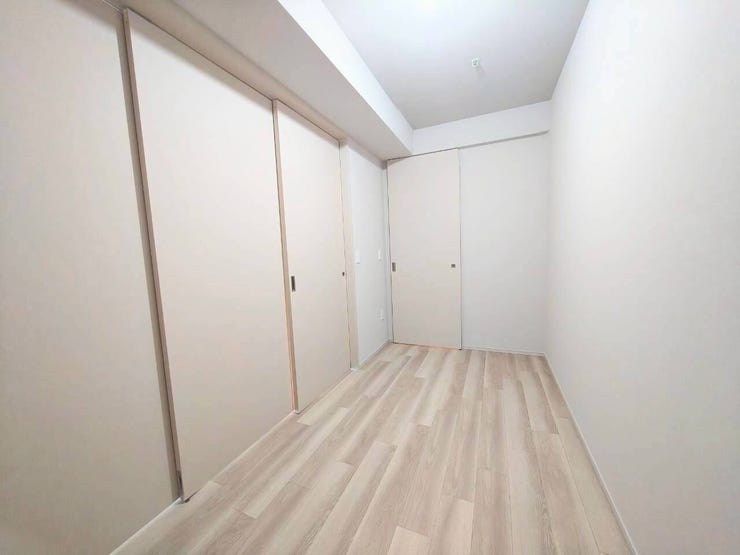 ウォークインクローゼットがあり収納もたっぷりの洋室になっております!寝室としてゆったりとお使いいただけます。
