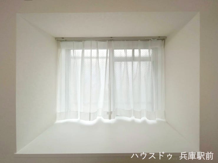 ◇腰高窓がやさしい自然光を取り込み、明るく落ち着いた空間を演出。