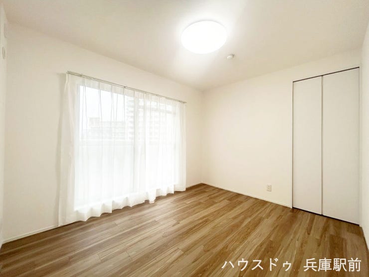◇洋室②。大きな窓からたっぷりの陽光が差し込む明るい洋室。