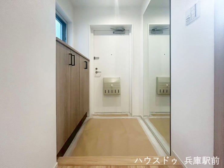 ◇玄関にはシューズボックスに加え、姿見付き収納を設置。お出かけ前の身だしなみチェックもでき、すっきりとした空間で気持ちよくお客様を迎えられます。