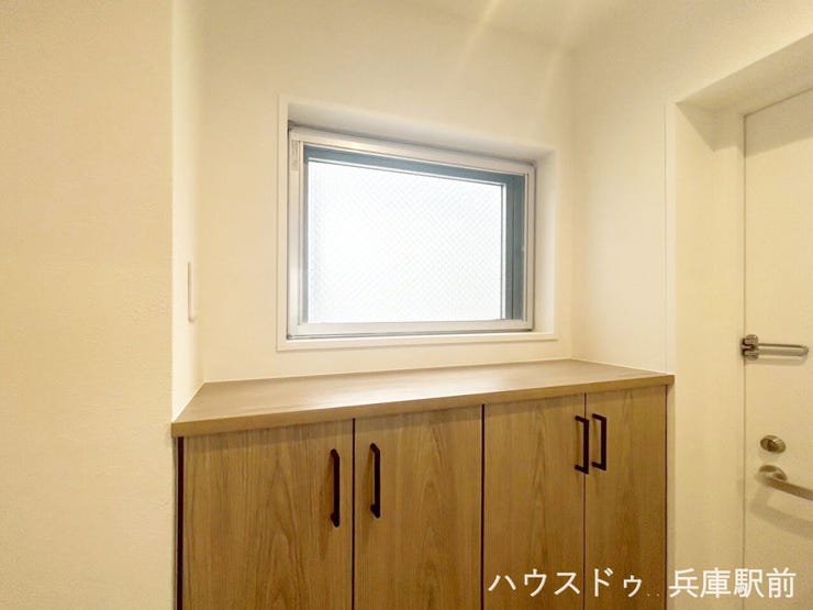 ◇窓付きで明るい玄関には、大容量のシューズボックスを設置。天板には鍵や小物を置いたり、お気に入りのインテリアを飾ったりと、使い勝手の良い空間です。