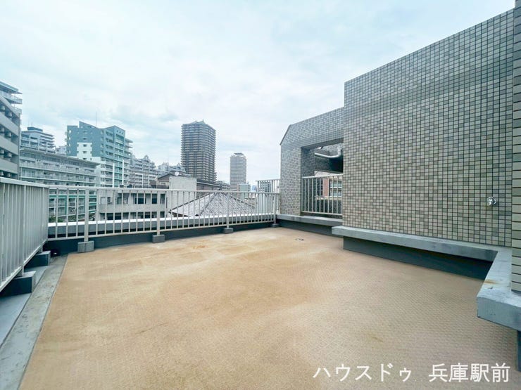 ◇約53㎡のルーフバルコニーは、最上階・角部屋ならではの開放感。ガーデニングやアウトドアリビング、お子さまのプール遊びなど、多彩な楽しみ方ができる贅沢なプライベート空間です。