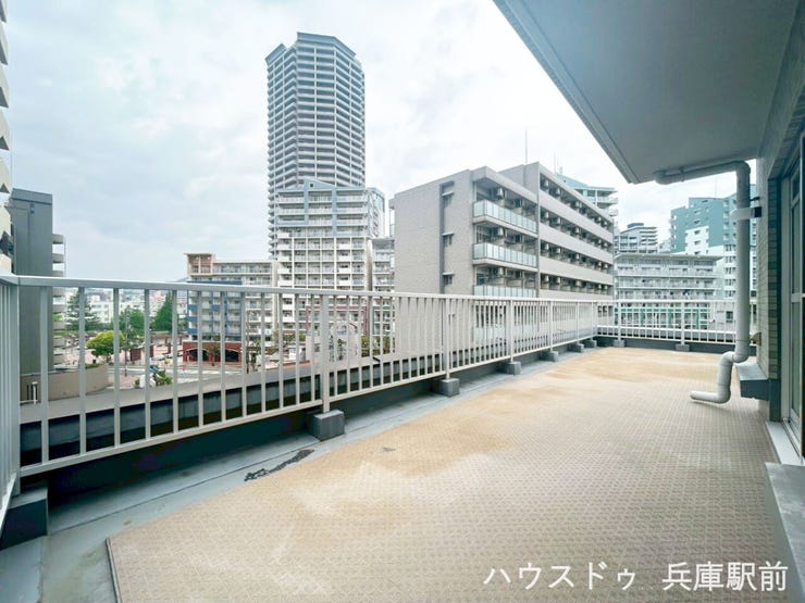 ◇広々としたルーフバルコニーは、最上階ならではの開放感と眺望が魅力。