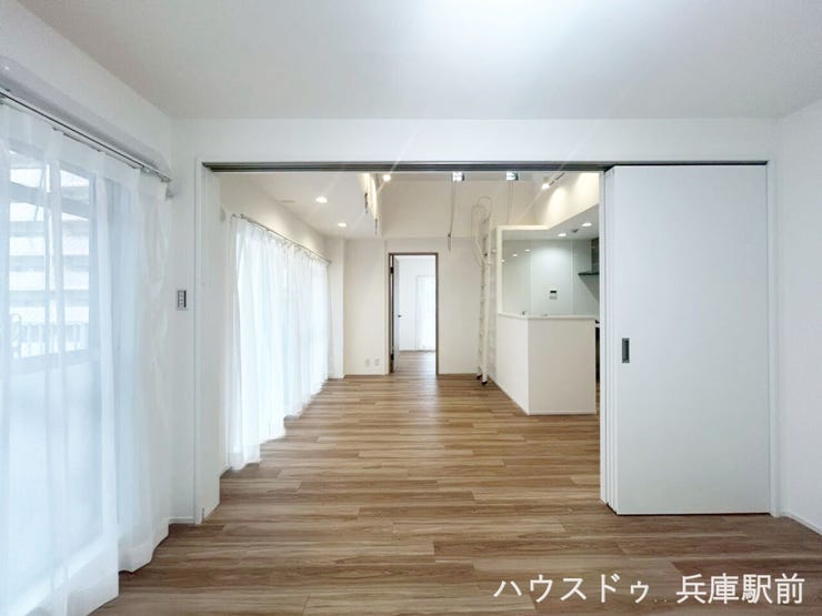 【リビング】
◇約16帖超のゆとりあるLDK。大きな窓からたっぷりの陽光が差し込み、家族みんなが心地よく過ごせる明るく開放的な空間です。