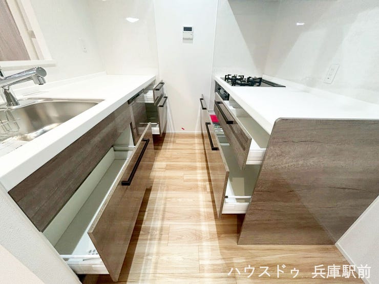 ◇収納力に優れたフルスライド収納を備えたシステムキッチン。
