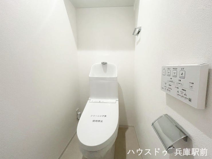 ◇温水洗浄便座付きの清潔感あるトイレ。シンプルでお手入れしやすく、毎日気持ちよくお使いいただける快適な空間です。