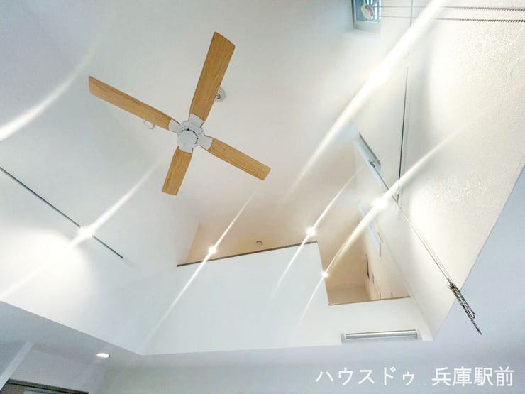 ◇吹抜けが生み出す圧倒的な開放感。シーリングファンや高窓を備え、明るさと風通しの良さを兼ね備えた、ワンランク上のリビング空間です。